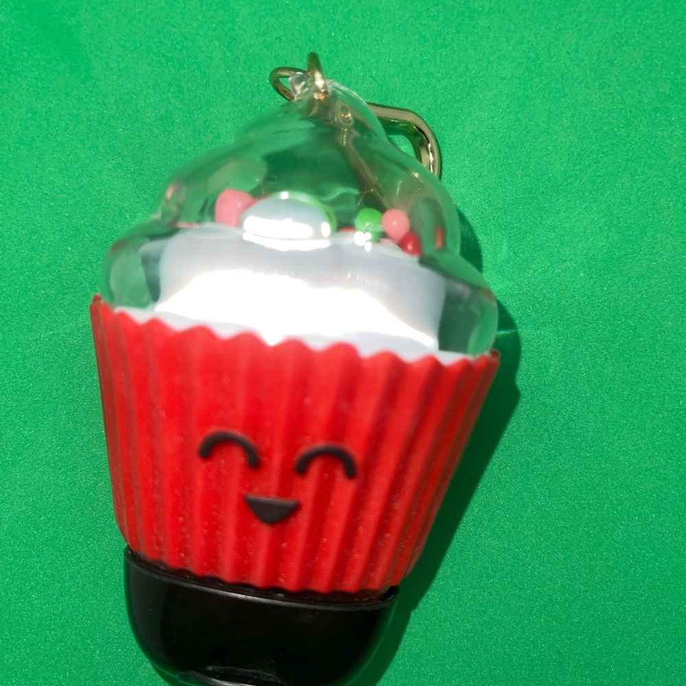 Bed Bath & Beyond Smiling Red Cupcake Keychain